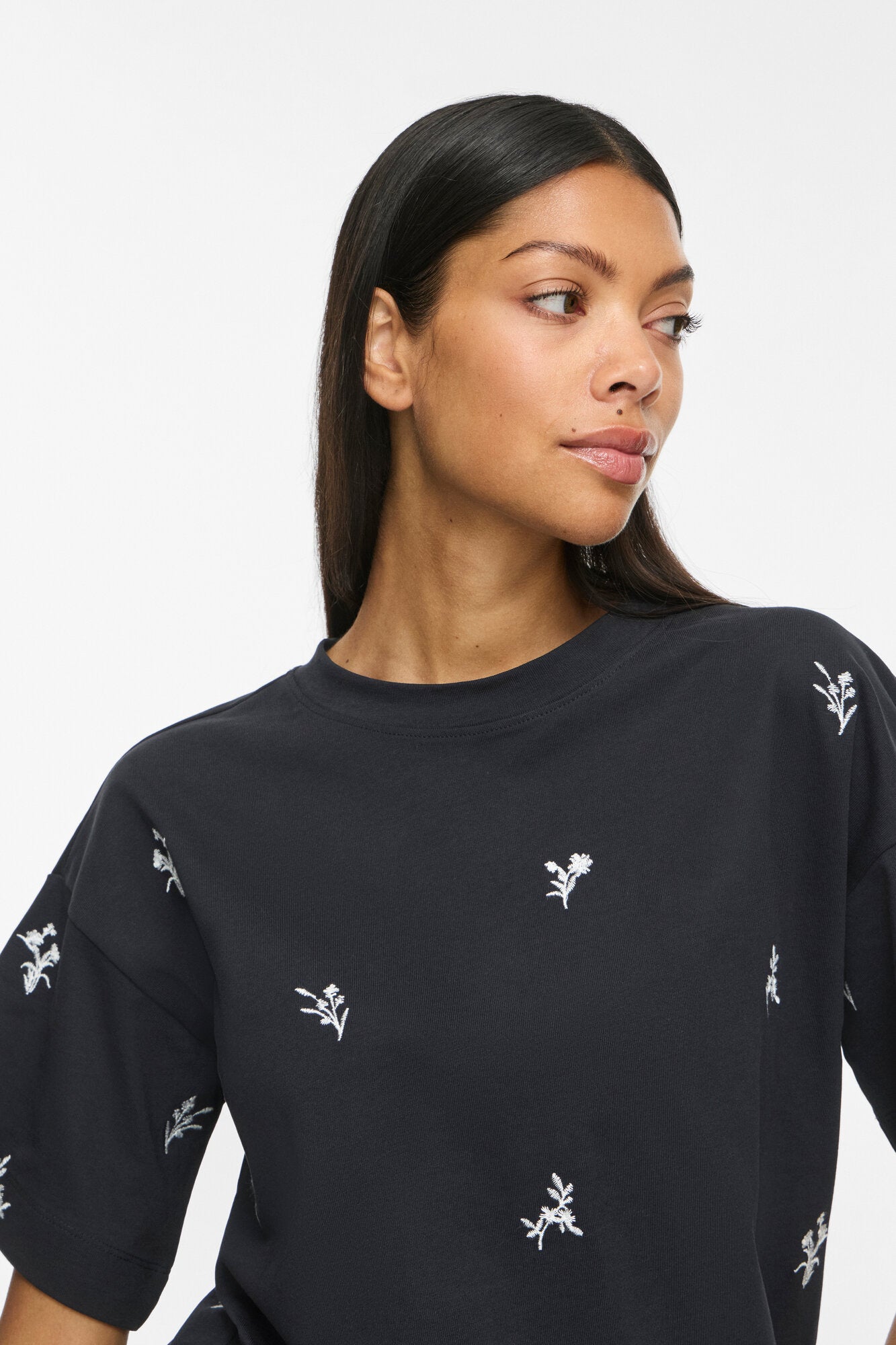 Vimonie Flower Emb t-shirt - Black Beauty